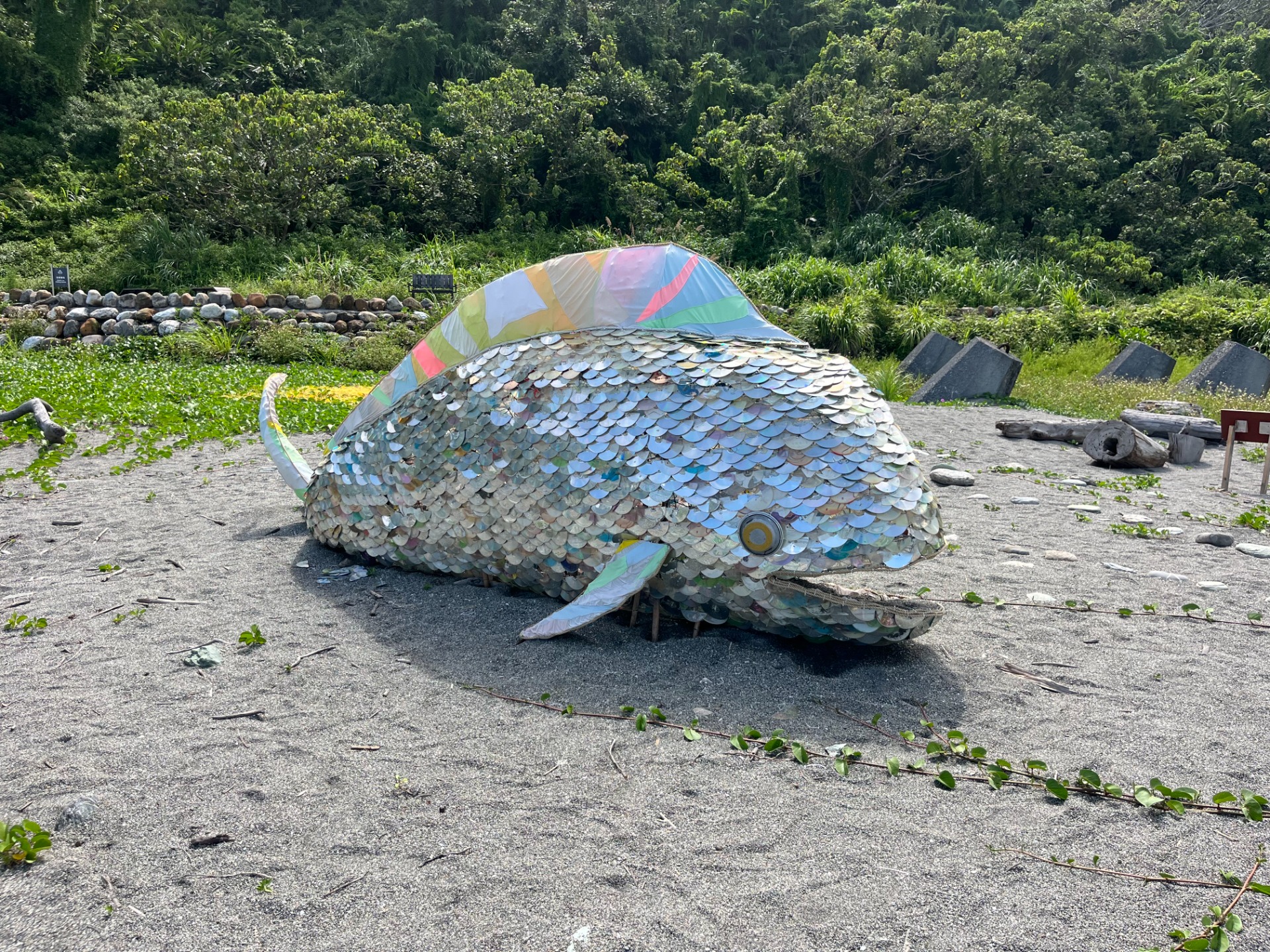 2025宜蘭流域藝術季中，以廢棄光碟打造的魚形藝術品：圖｜張瑋峻