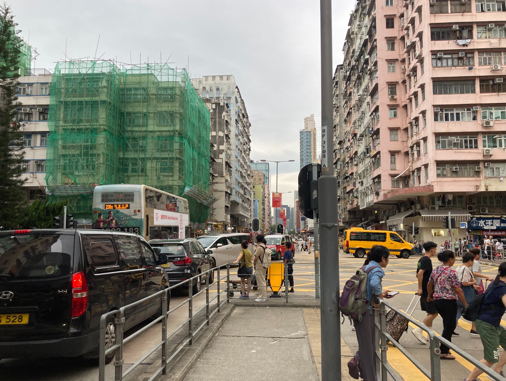 街道上被竹棚溫柔守護的大樓|圖:古婕伶
